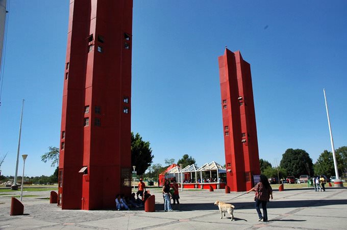 tall red columns, Guadalajara tall red columns, Guadalajara