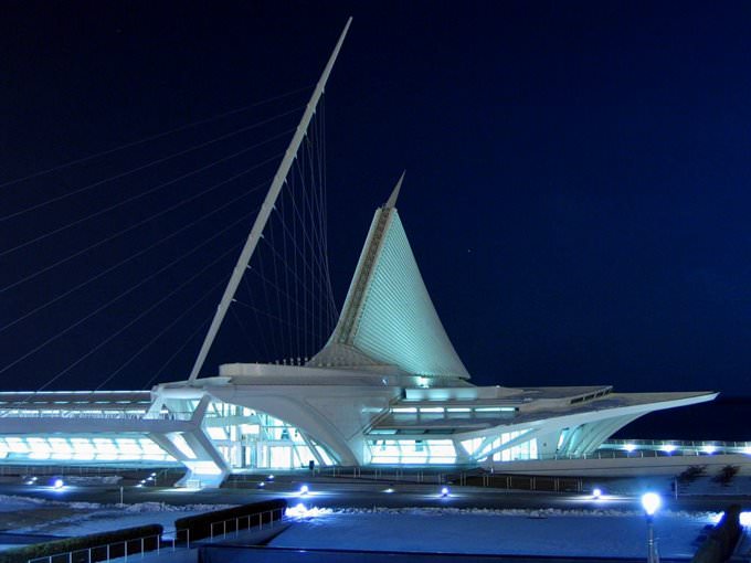Milwaukee Art Museum, at night Milwaukee Art Museum, at night