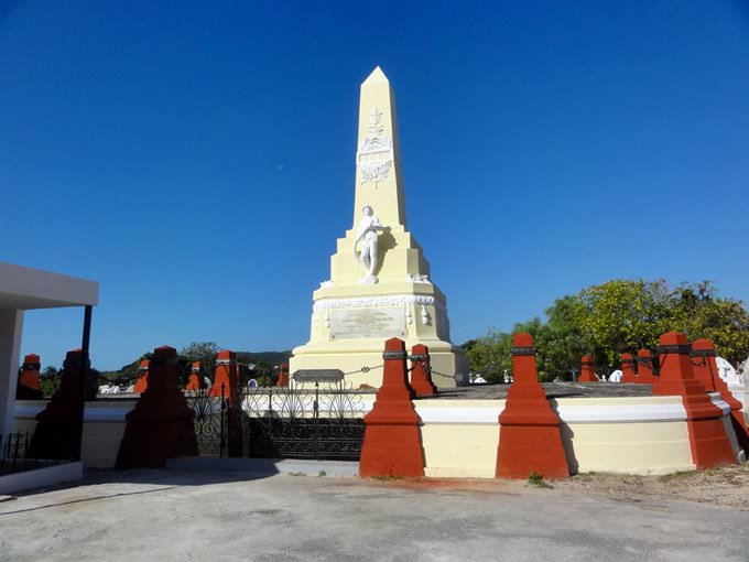 Mausoleo y Monumento a los Bomberos de El Polvorin, en el Cementerio Civil, Barrio Portugues Urbano, Ponce, Puerto Rico Mausoleo y Monumento a los Bomberos de El Polvorin, en el Cementerio Civil, Barrio Portugues Urbano, Ponce, Puerto Rico