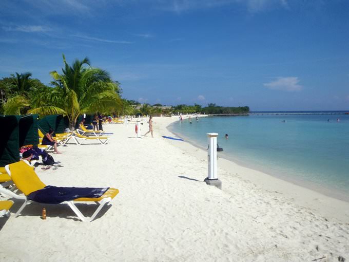 Mahagony Beach - Roatan Mahagony Beach - Roatan