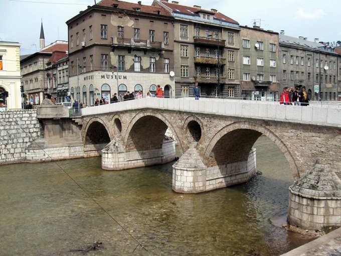 Sarajevo: Miljacka i most Sarajevo: Miljacka i most