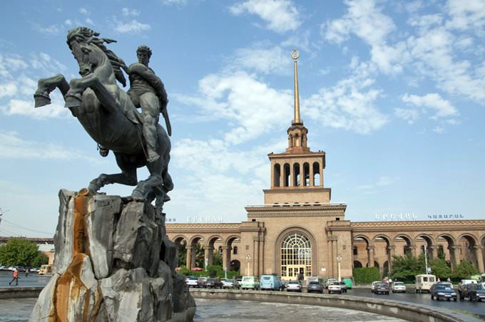 Now THAT is a Train Station. Now THAT is a Train Station.