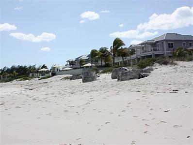 Фото 9 - Breezy Shore Villa