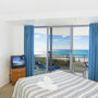 Фото 6 - Oceanside Resort - Absolute Beachfront Apartments
