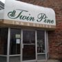 Фото 11 - Twin Pine Inn & Suites