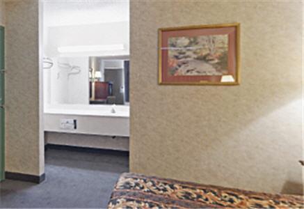 Фото 6 - America s Best Value Inn & Suites - Memphis/Graceland