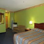 Фото 7 - Tropicana Inn and Suites