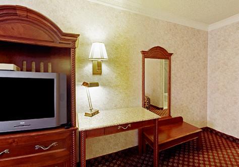 Фото 10 - Americas Best Value Inn & Suites - Fontana